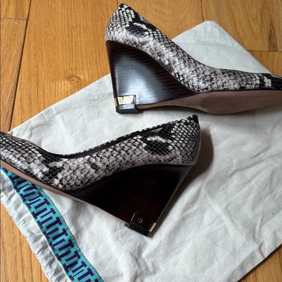 Tory Burch Astoria Leather Snakeskin Print Wedges Sz 8 - Picture 8 of 15